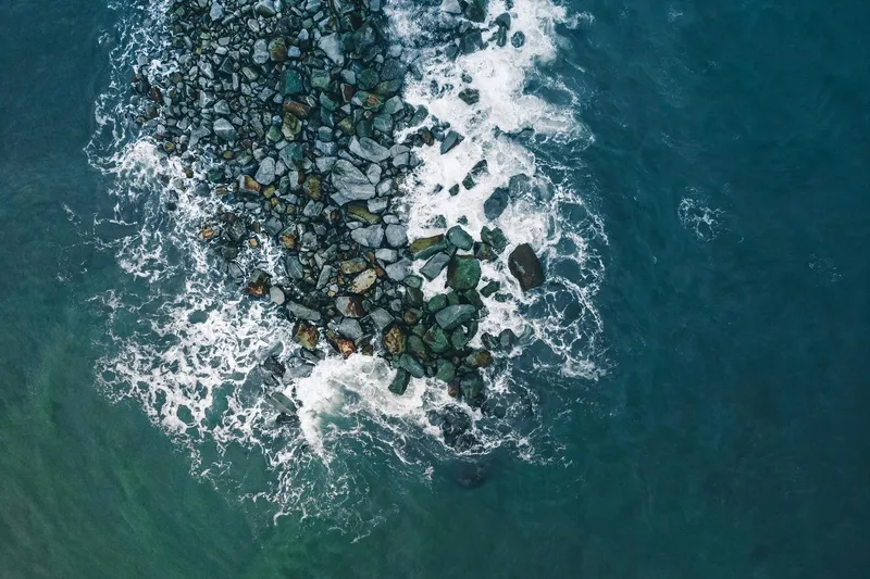 海浪轻拍岩石之岸