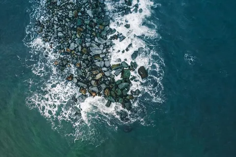 海浪轻拍岩石之岸 海浪轻拍岩石之岸