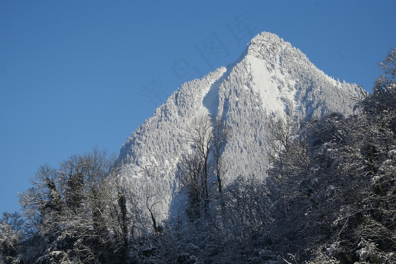 冬日的群山皑皑白雪覆盖
