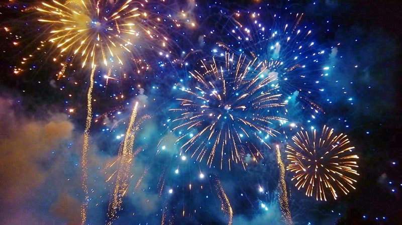 夜晚天空中绽放的绚丽烟花节日庆祝摄影图(1456x816)