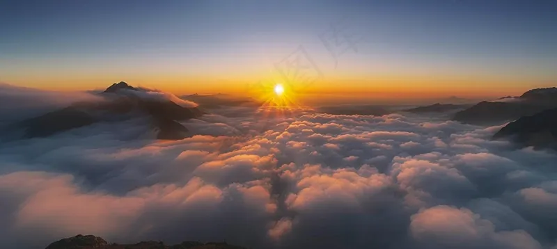 清晨日出朝霞云层山川摄影图(4368x1953)