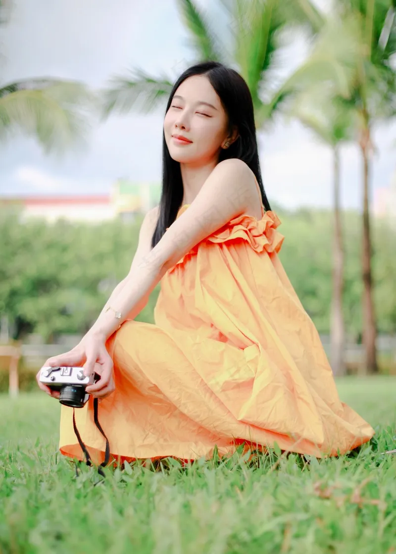 户外游玩的漂亮女生2