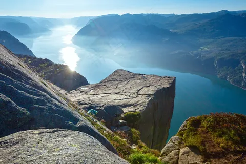 湖泊山峰图片 湖泊山峰图片