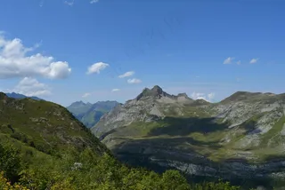 云雾缭绕绿色山谷