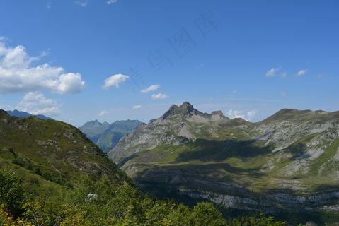 云雾缭绕绿色山谷 云雾缭绕绿色山谷