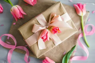 鲜花礼物礼盒妇女节女神节摄影图