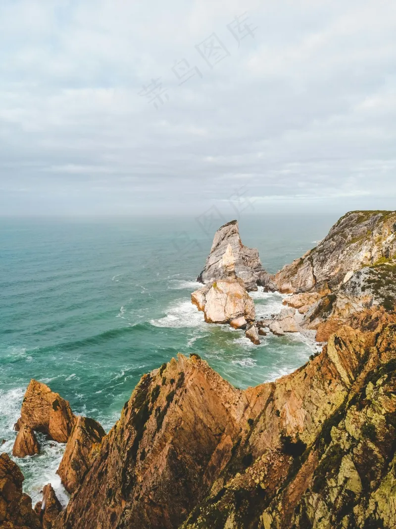 海岸线上的崎岖悬崖与碧海