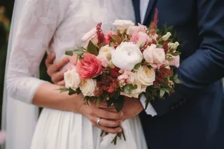 婚礼扔手捧花环节摄影图