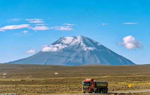 高原雄鹰行驶在壮美山川间的红色卡车