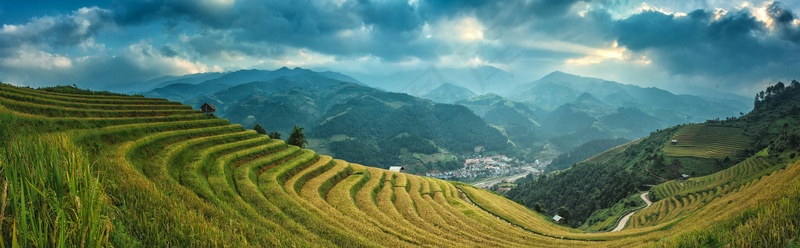 梯田山景图