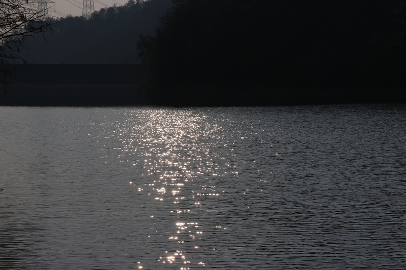 落日余晖中的湖景