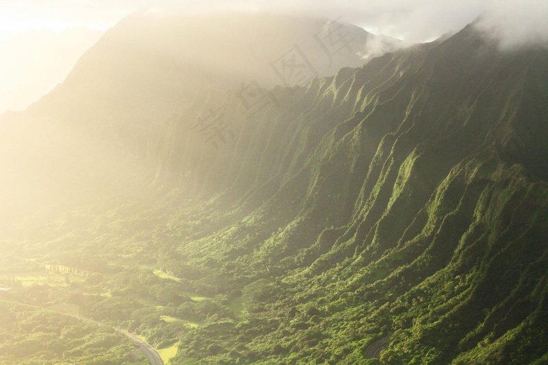 云雾缭绕绿色山谷