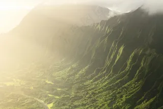 云雾缭绕绿色山谷