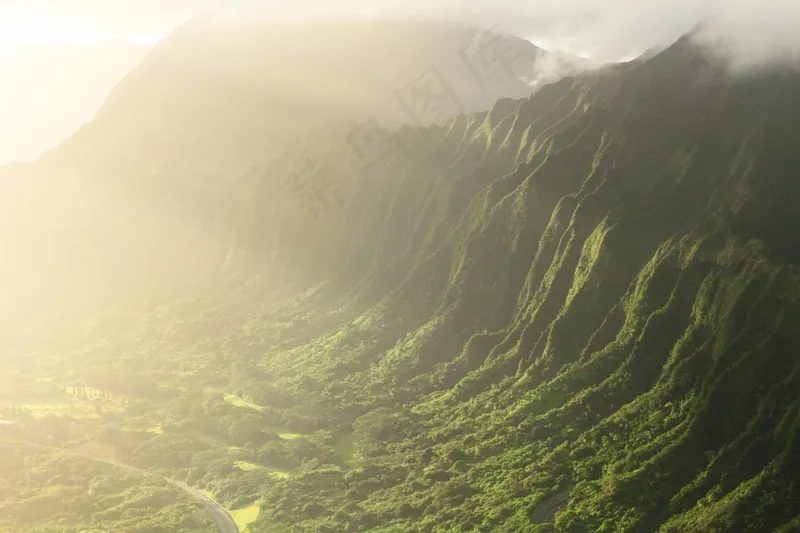 云雾缭绕绿色山谷 云雾缭绕绿色山谷