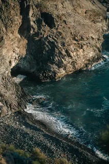峻岭碧波拍岸声