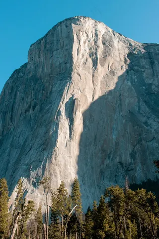 高耸入云的峭壁与森林