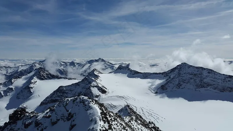 云雾缭绕的雪山