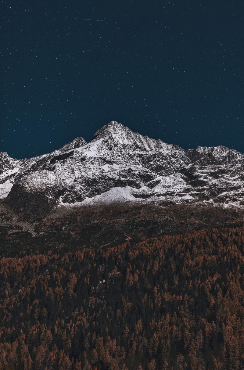 星空下的雪山与秋林