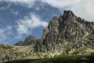 云雾缭绕的山峰