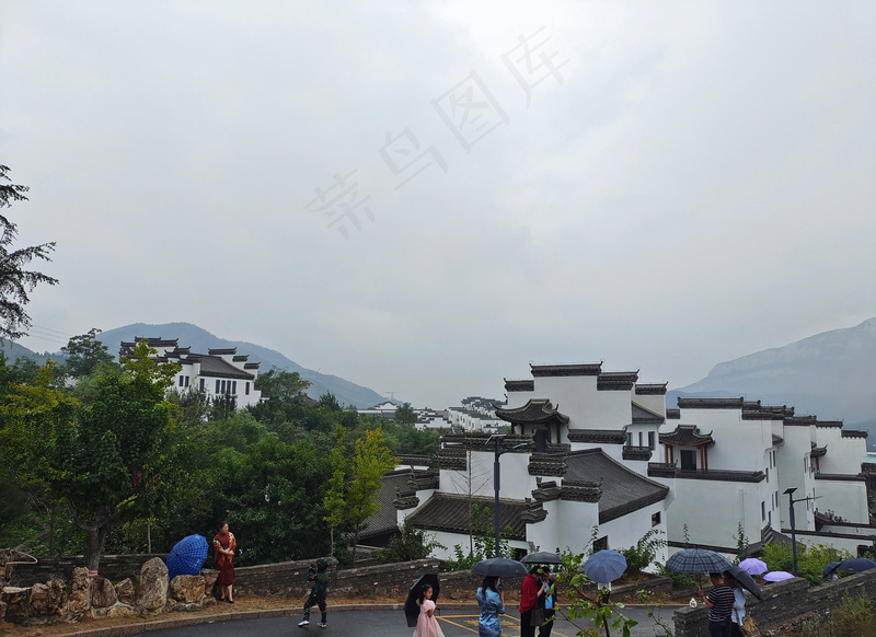 烟雾缭绕的徽派建筑实拍