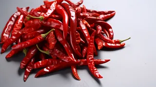 红色干辣椒干货白色背景 摄影图
