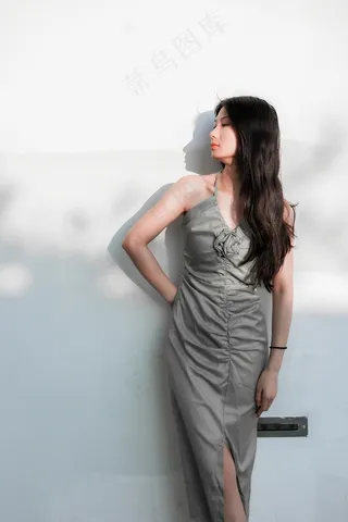 户外优雅的连衣裙时尚小姐姐