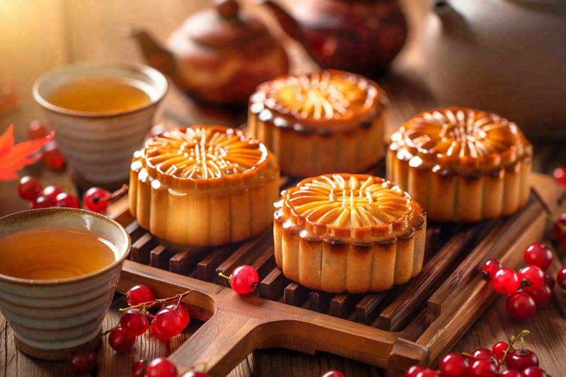 中国传统糕点月饼竹制托盘上的茶杯中秋节摄影图