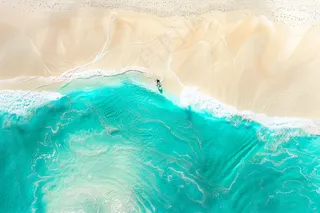 夏日海滩蓝色海洋度假摄影图