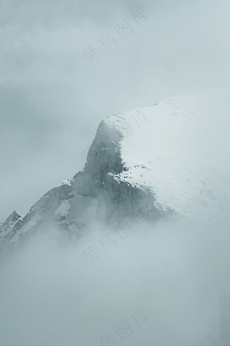 云雾缥缈的雪山