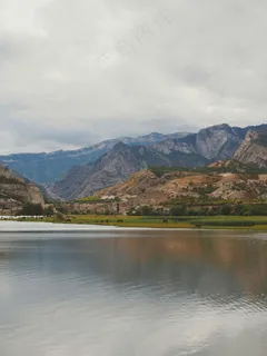 湖光山色间的宁静牧场