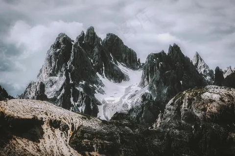云雾缭绕的险峻山峰 云雾缭绕的险峻山峰