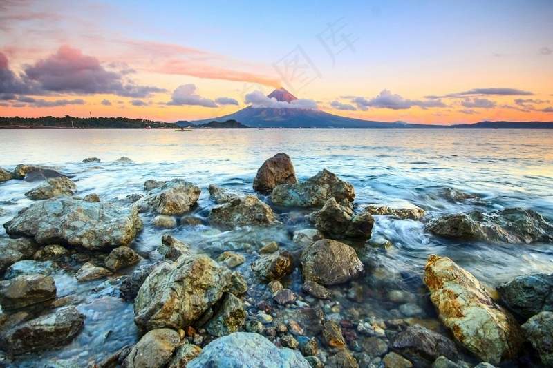 火山岛日落时分的壮丽景色