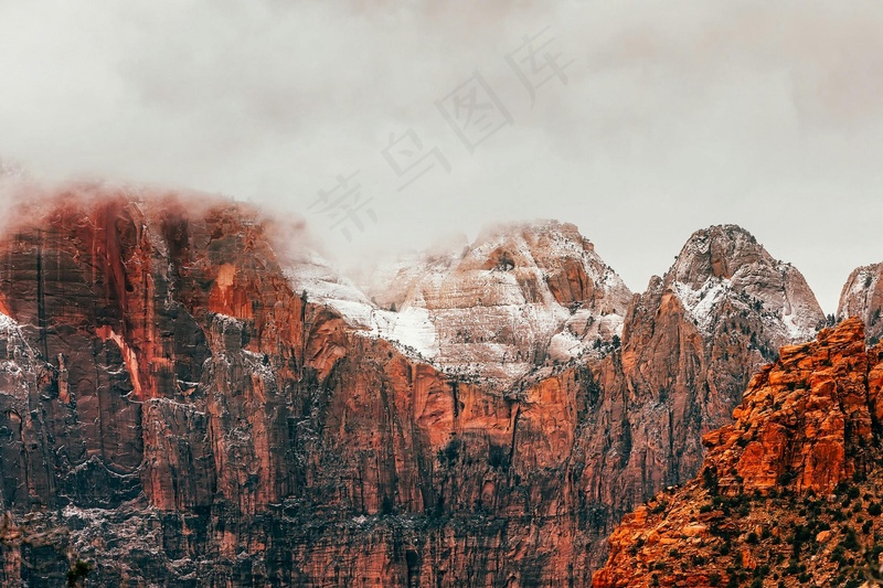 云雾缭绕的红山