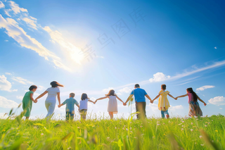 春天春游一家人蓝天草地摄影图