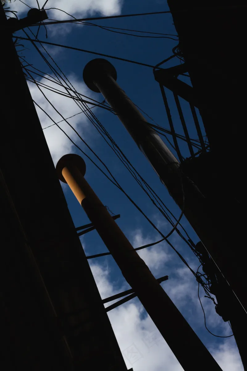 工厂夹缝里的天空