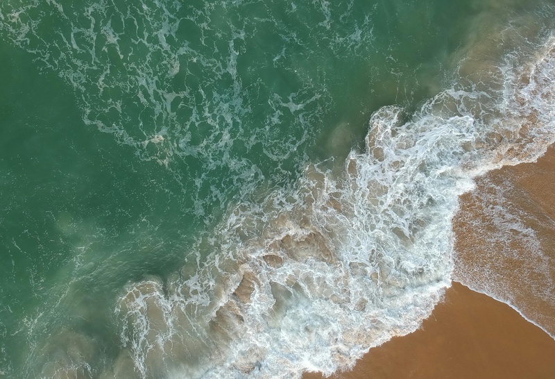 海浪轻抚金色沙滩的瞬间