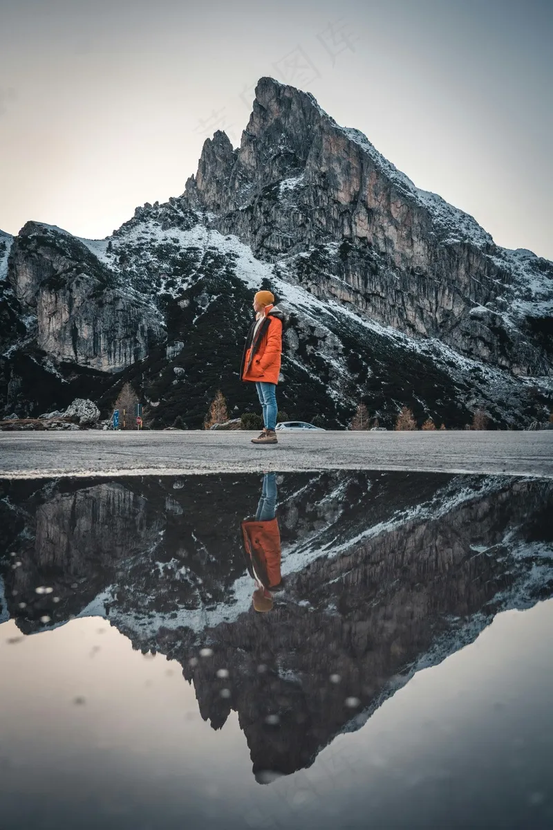 雪峰映射在湖中