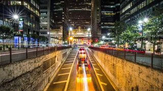 夜晚，城市灯火通明   