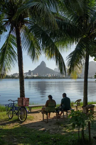 宁静热带午后的湖畔时光