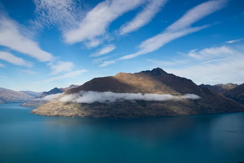 云雾缭绕的山脉与湛蓝湖泊