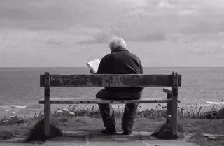 黑白简约坐着海边长椅看书的老人白发重阳节父亲节摄影图