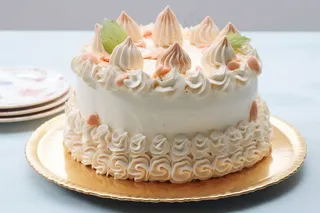 生日蛋糕奶油节日甜点摄影图