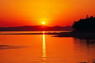 夕阳落日下海洋海面沙滩余晖倒影美景摄影图