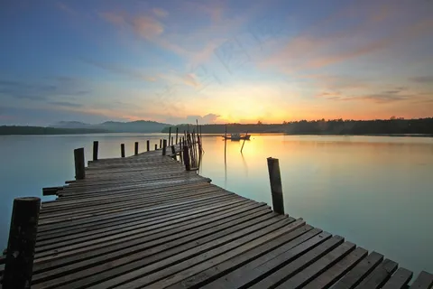 宁静湖畔的黎明木桥