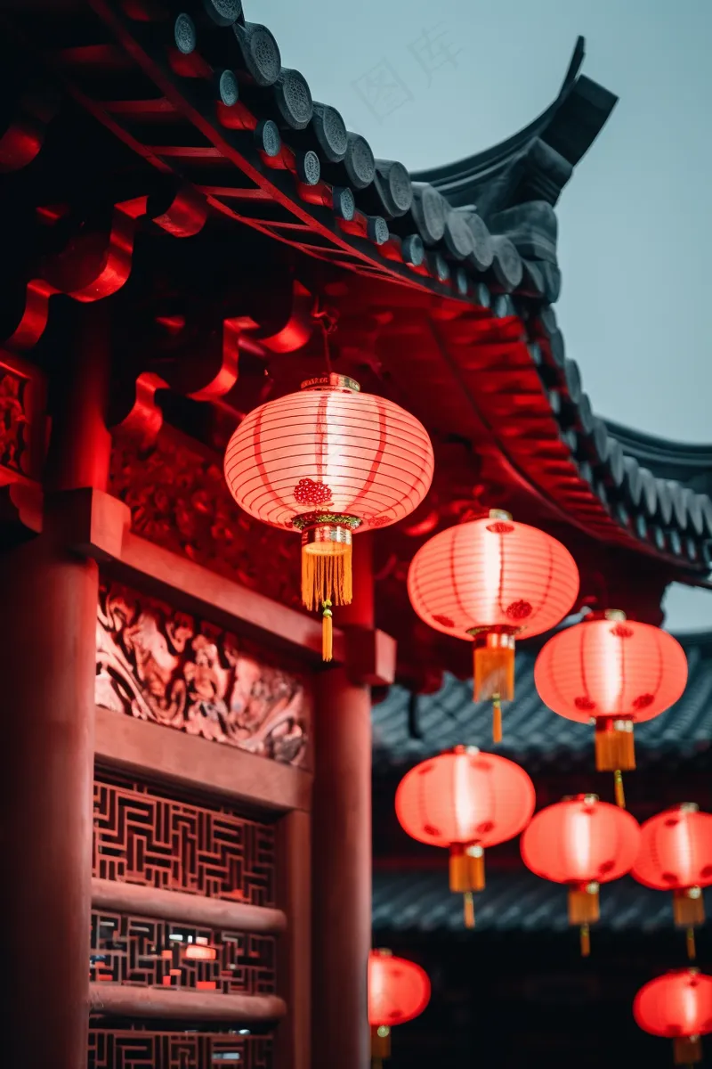 红灯笼新年屋檐挂着点亮的红灯笼中国风摄影图(2688x4032)