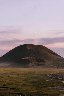 紫色天空下的草原与孤山 紫色天空下的草原与孤山