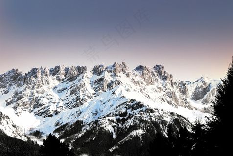 黎明时刻的雪山壮丽景色 黎明时刻的雪山壮丽景色