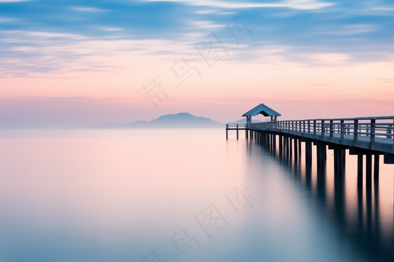 海边栈道夕阳晚霞倒影海面粉紫蓝色晚霞摄影图(4032x2688)