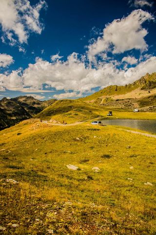 金色草甸与蓝天下的高山湖泊