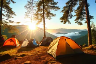 露营山顶日出日落摄影图